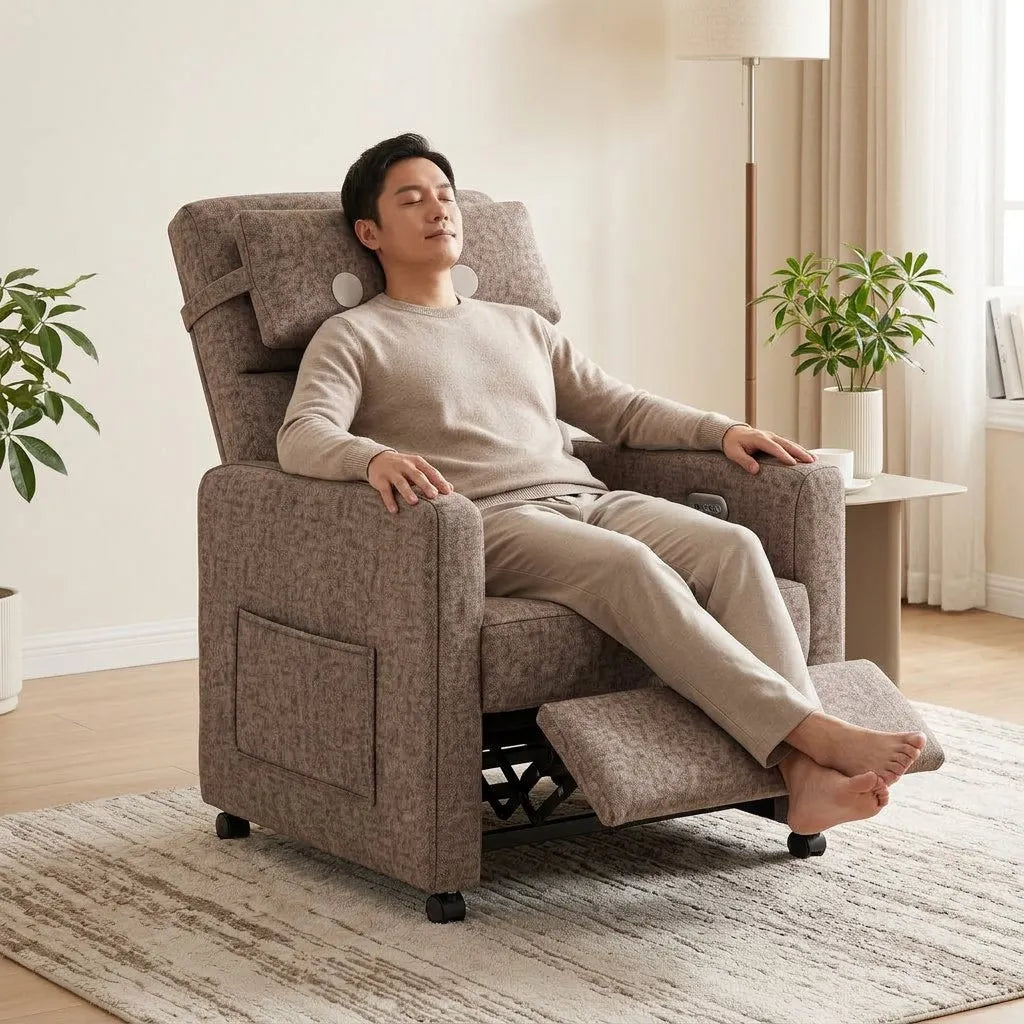 Fauteuil inclinable en lin marron en position allongée, accoudoirs et repose-pieds