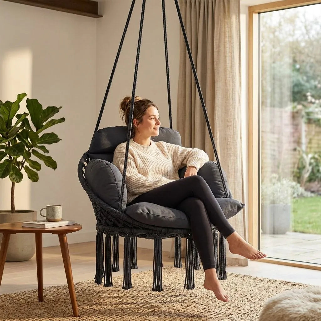 Fauteuil suspendu en macramé gris foncé avec coussin épais, franges longues