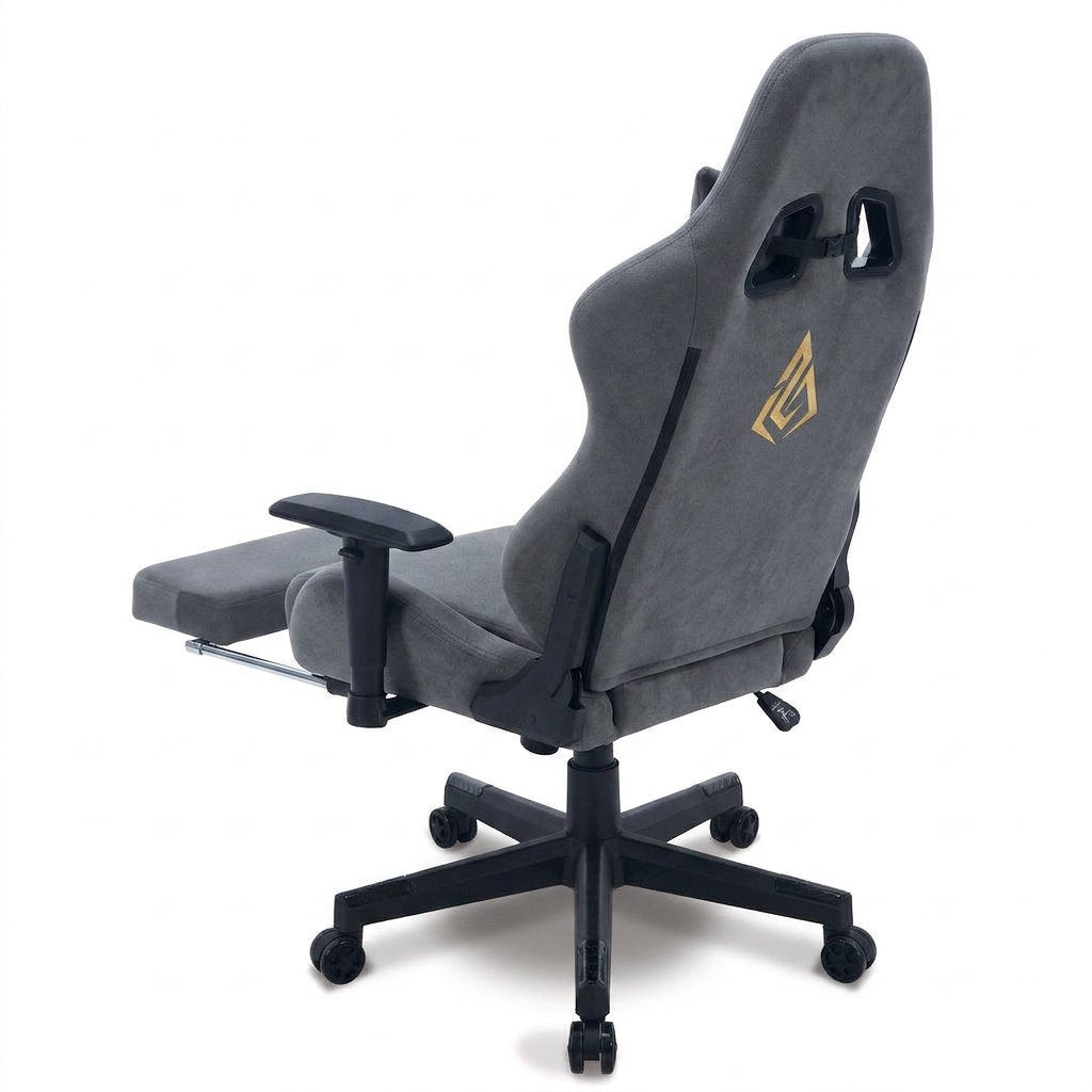 Fauteuil de bureau avec repose-pieds, tissu gris, dossier haut et accoudoirs.