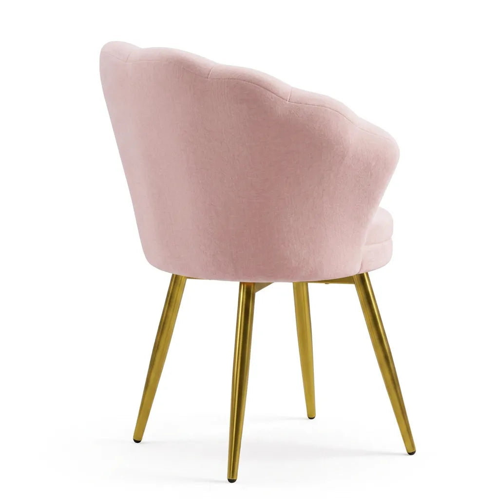 Fauteuil en tissu rose avec dossier arrondi et pieds métalliques dorés.