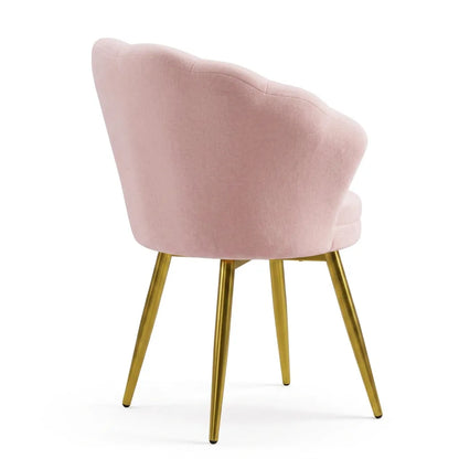 Fauteuil en tissu rose avec dossier arrondi et pieds métalliques dorés.