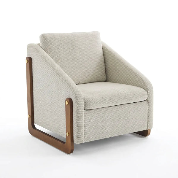 Fauteuil rembourré blanc cassé, accoudoirs et piètement en bois, dossier droit