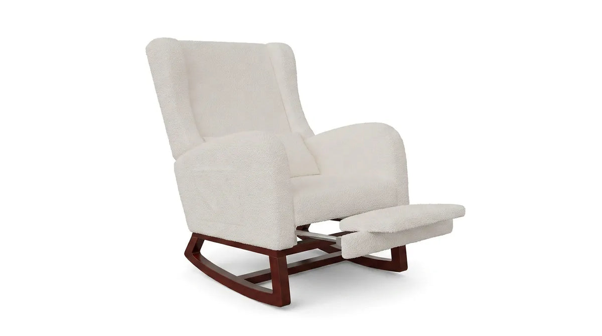Fauteuil inclinable beige avec repose-pieds extensible et accoudoirs rembourrés.
