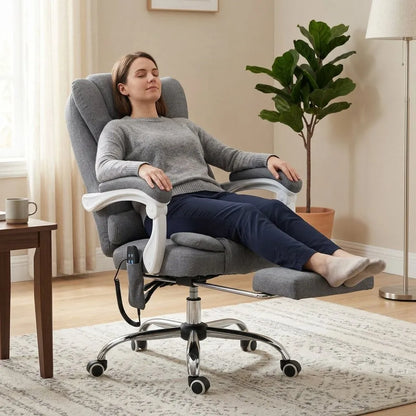 Fauteuil gris en lin, personne allongée avec accoudoirs, roulettes et commande de massage