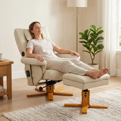 Fauteuil massant inclinable beige avec repose-pieds, personne assise