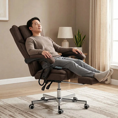 Fauteuil massant marron incliné, assise rembourrée, base chromée à roulettes