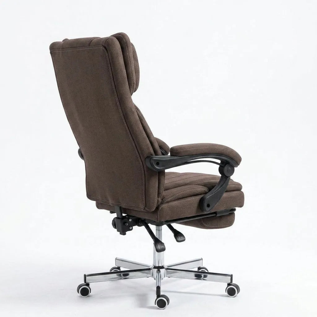 Fauteuil massant marron foncé avec dossier haut, accoudoirs et base à roulettes