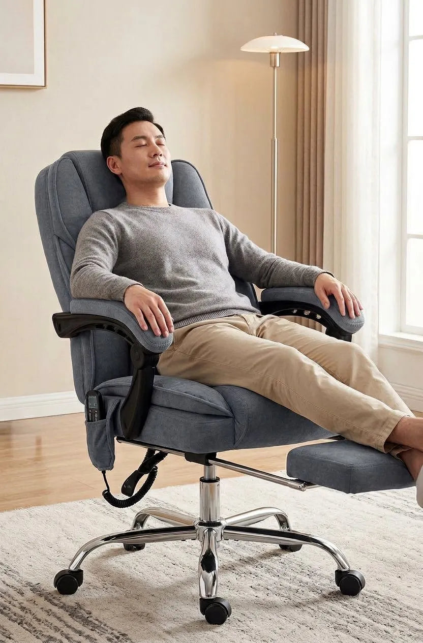 Fauteuil de bureau gris en position inclinée avec repose-pieds déplié, base sur roulettes