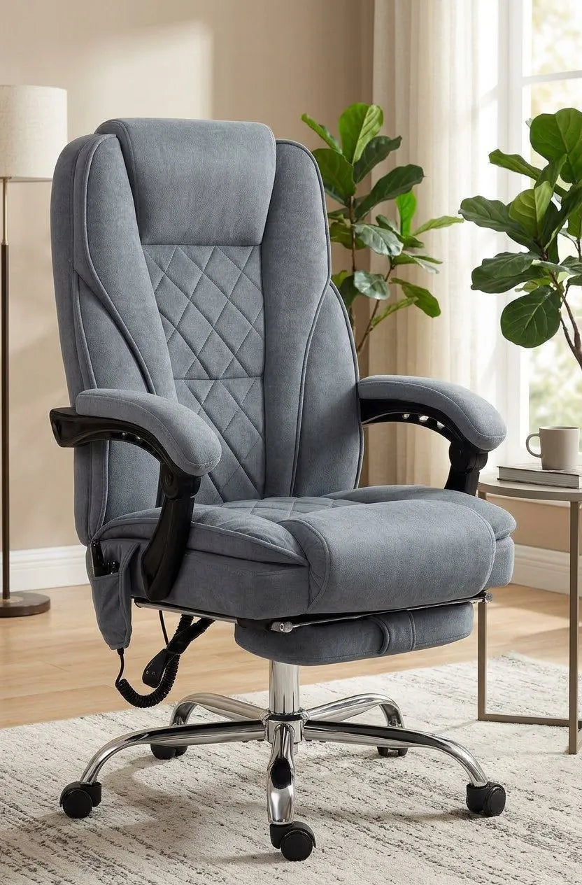 Fauteuil de bureau gris rembourré, accoudoirs et repose-pieds, base chromée sur roulettes
