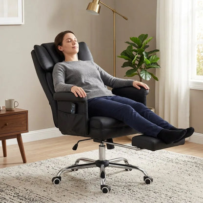 Fauteuil de bureau massant noir en position inclinée, repose-pieds déplié, personne allongée.