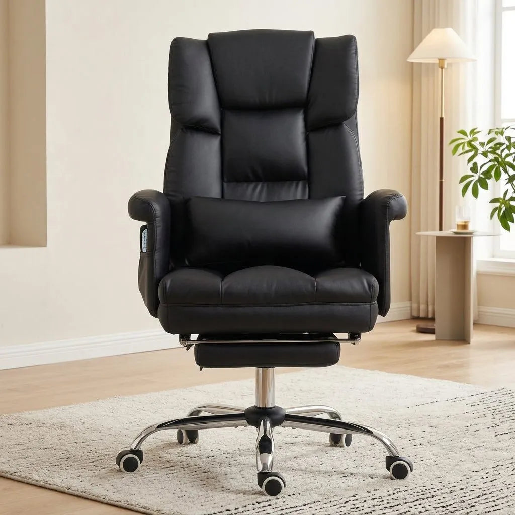 Fauteuil de bureau massant noir avec repose-pieds, assise rembourrée, piètement à roulettes.