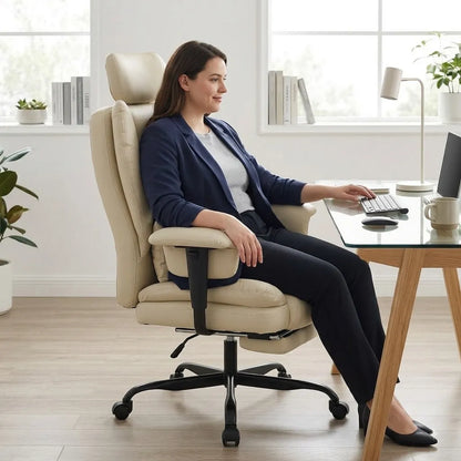 Fauteuil de bureau inclinable beige avec repose-pieds, dossier haut et accoudoirs, base à roulettes