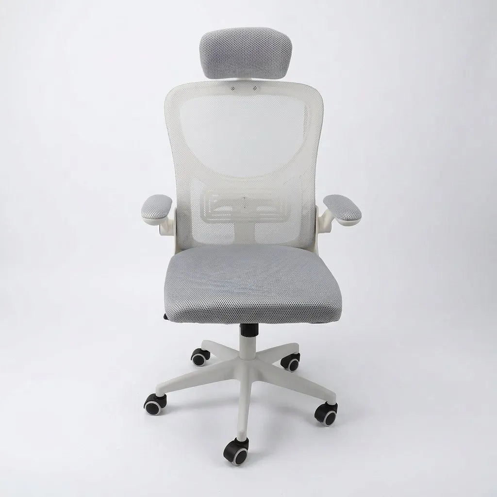 Fauteuil de bureau gris clair avec accoudoirs escamotables et appui-tête