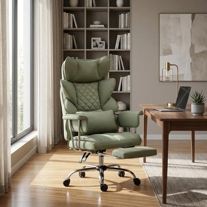 Fauteuil de direction vert en cuir, assise et dossier matelassés, base pivotante à roulettes.