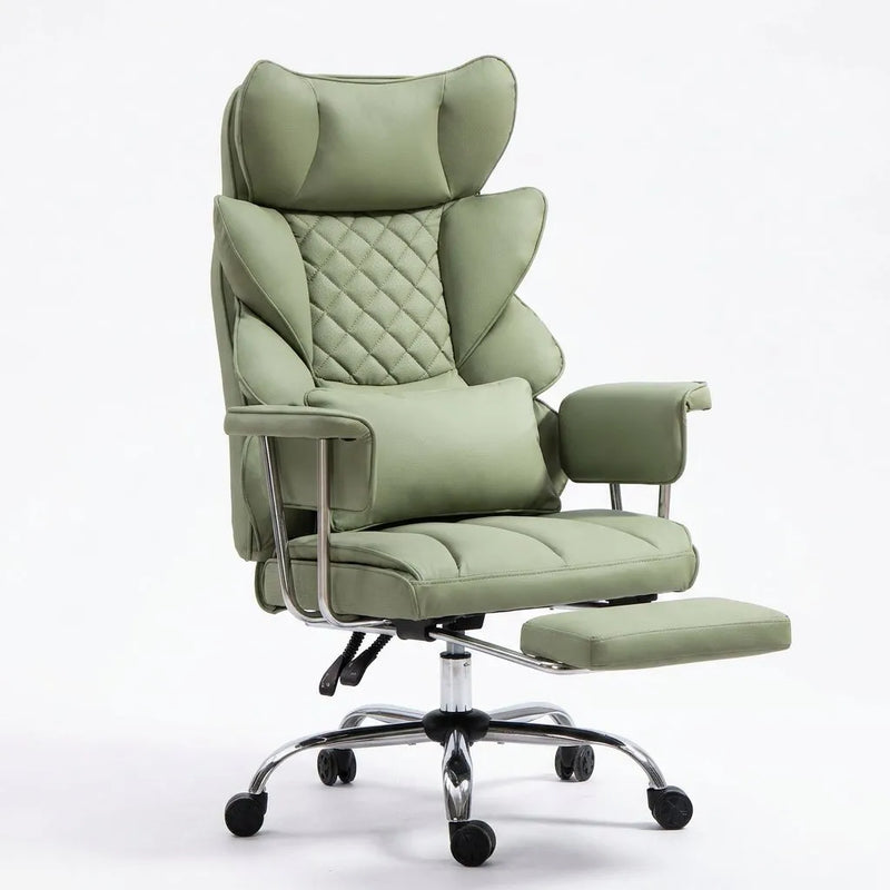 Fauteuil de direction vert en cuir avec repose-pieds, dossier haut matelassé et accoudoirs.