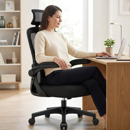 Fauteuil de bureau noir avec dossier en maille respirante, accoudoirs et base à roulettes