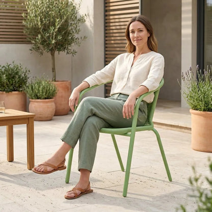Fauteuil de jardin vert en résine tressée, vu en situation extérieure