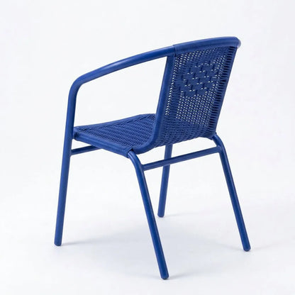 Fauteuil de jardin bleu en résine tressée, accoudoirs et pieds en métal