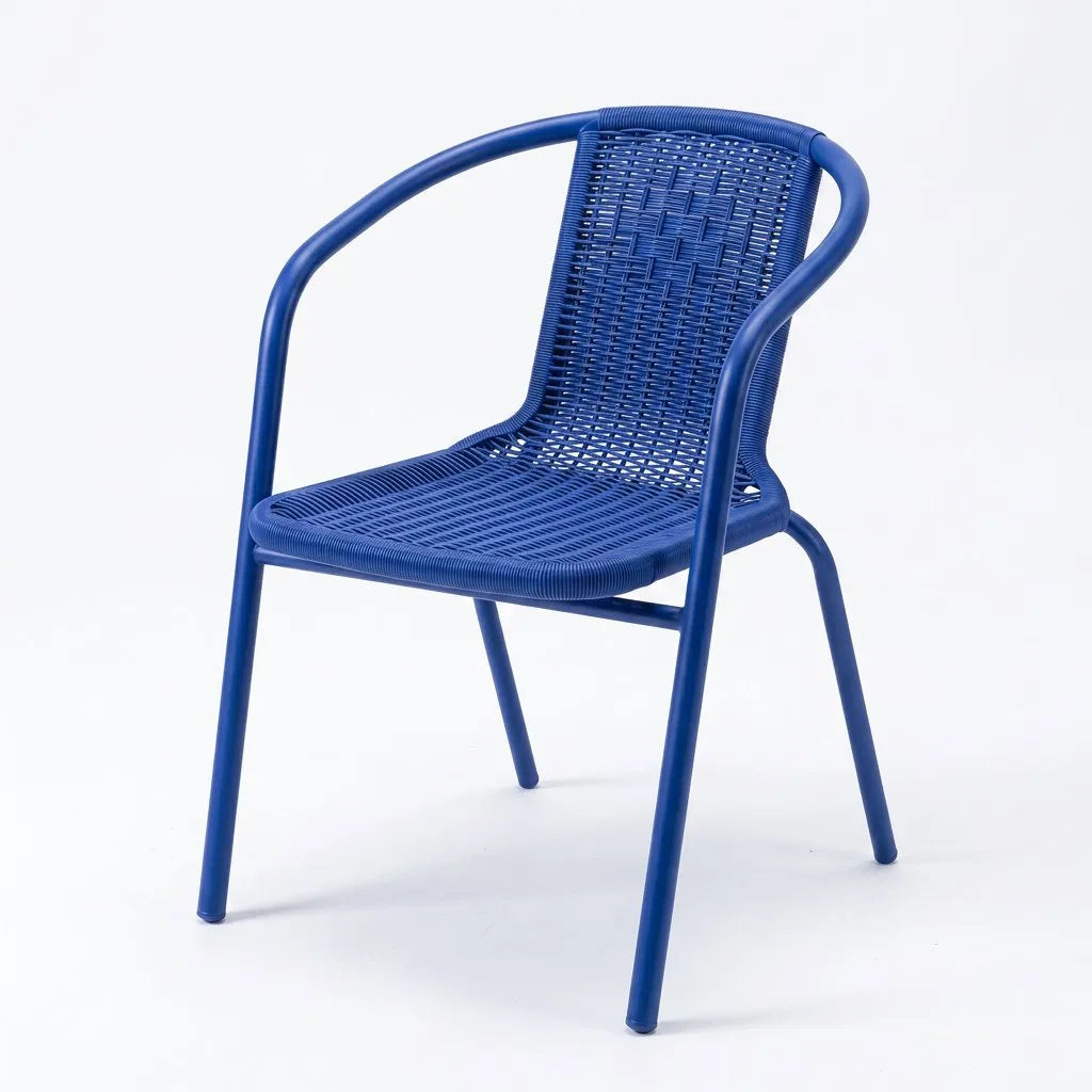 Fauteuil de jardin bleu en résine tressée, vue de trois-quarts