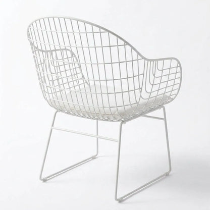 Fauteuil de jardin à bascule pliable, structure métal blanche, assise ajourée, vue de face.