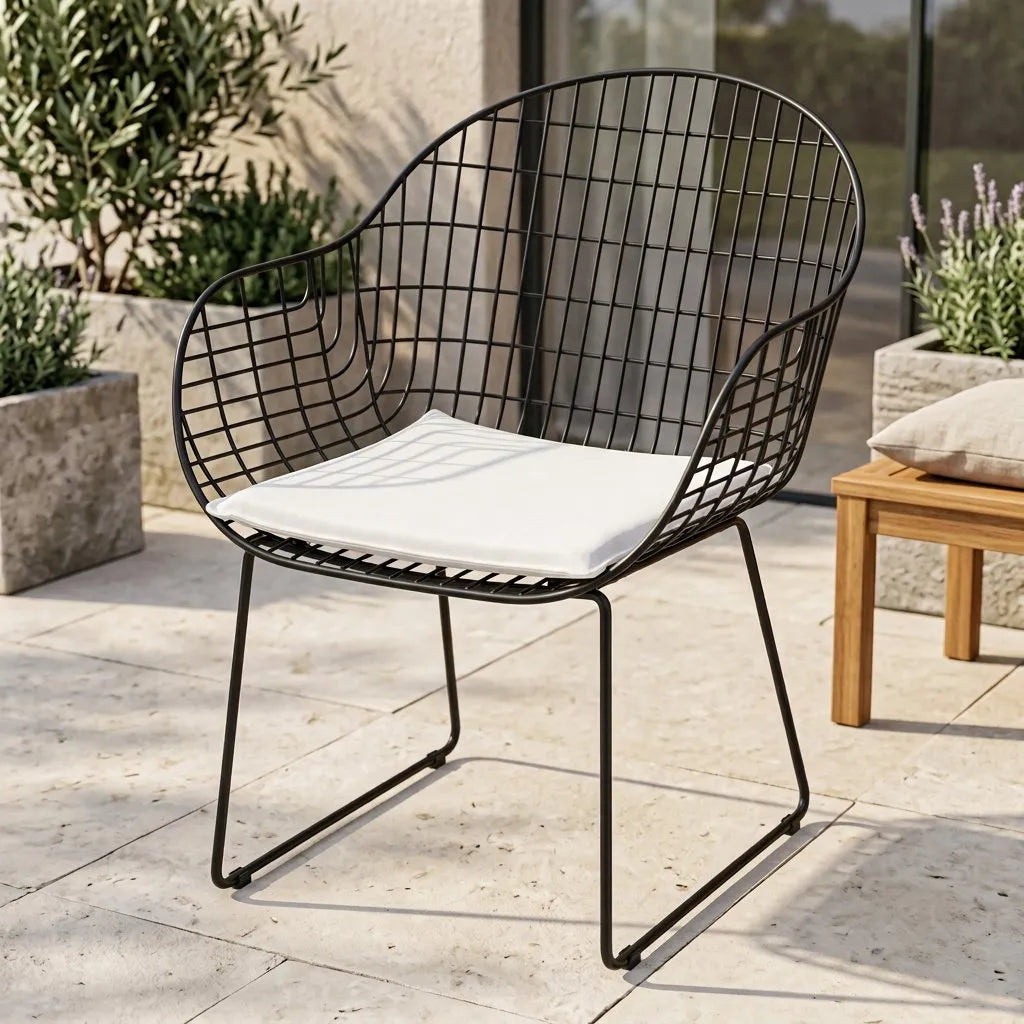 Fauteuil de jardin à bascule pliable, structure métal noire, coussin blanc, vue rapprochée.