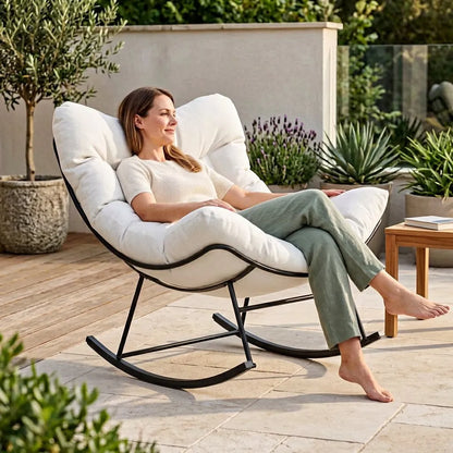 Fauteuil œuf XL blanc pivotant avec coussin rembourré et repose-pieds, extérieur.