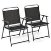 Deux fauteuils pliants noirs avec accoudoirs et dossier en maille texturée, style balcon