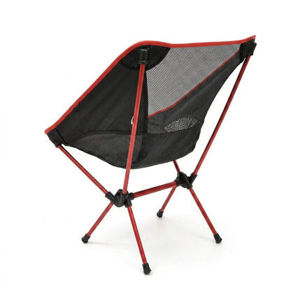 Fauteuil pliant rouge, toile noire en mesh, accoudoirs latéraux, pieds pliants repliables.