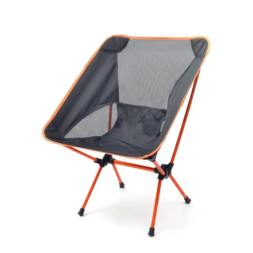 Fauteuil pliant orange, toile noire avec panneaux mesh gris, pieds repliables antidérapants.