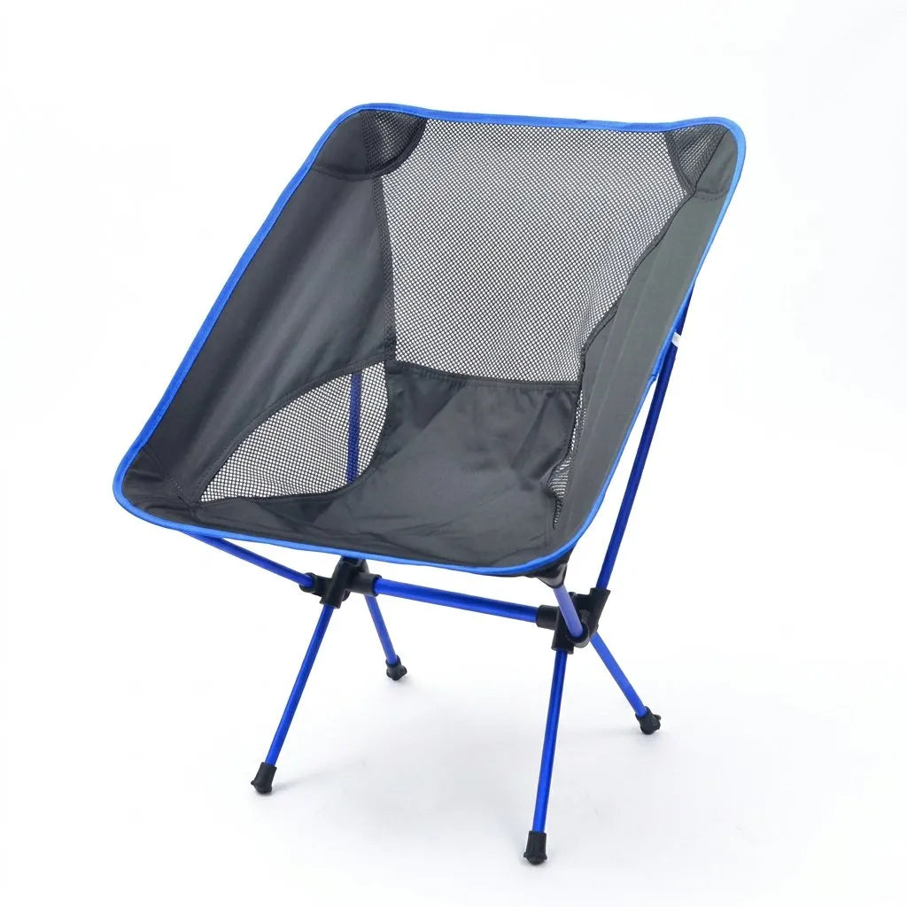 Fauteuil pliant bleu avec toile noire, dossier en mesh, pieds repliables sur sol plat.