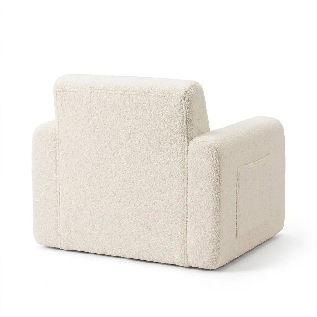 Fauteuil enfant en tissu laineux blanc cassé, assise et accoudoirs rembourrés