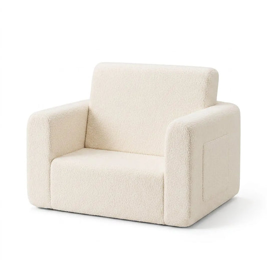 Fauteuil enfant blanc cassé en tissu moelleux, dossier et accoudoirs rembourrés