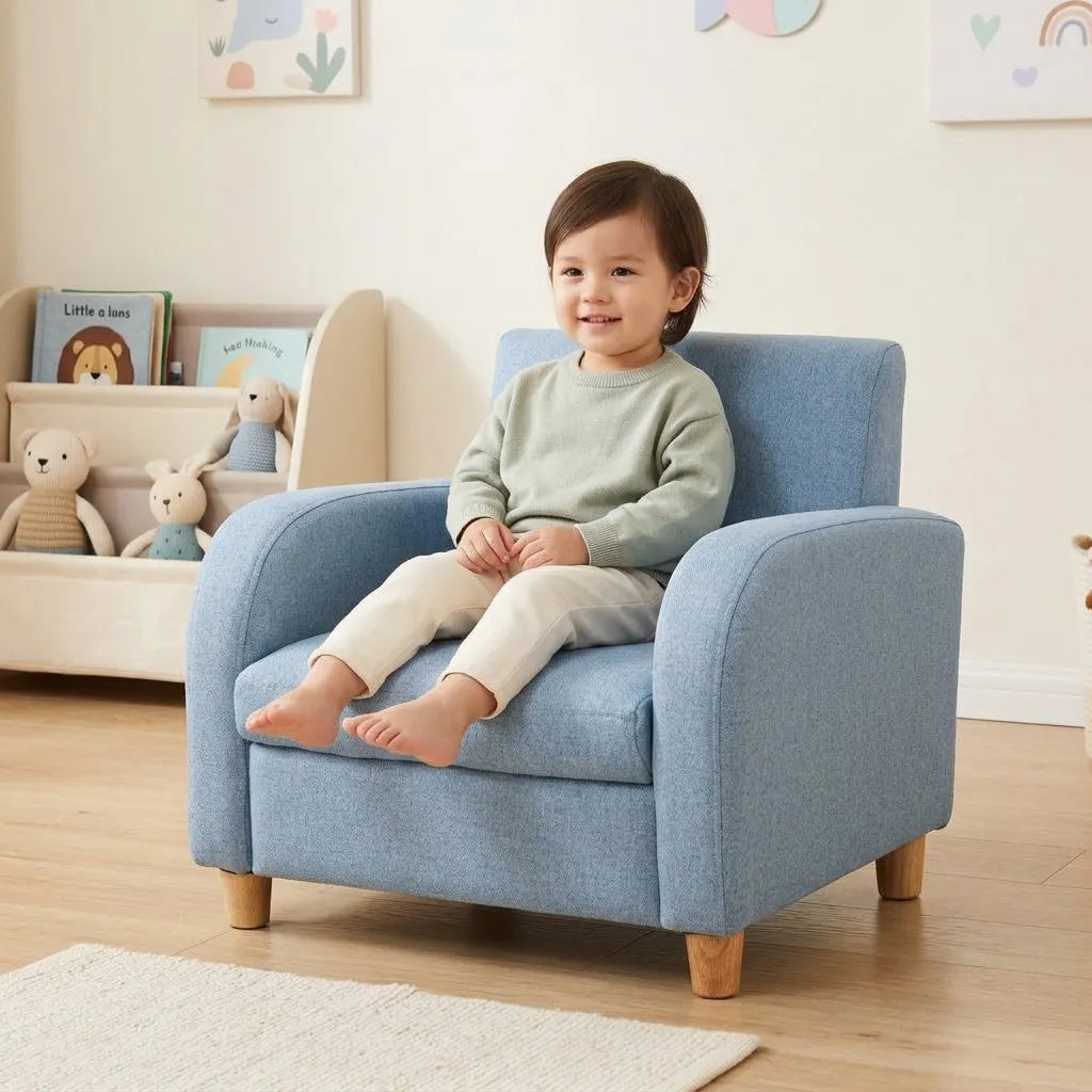 Fauteuil enfant en lin bleu, assise rembourrée et pieds bois, vue de face.