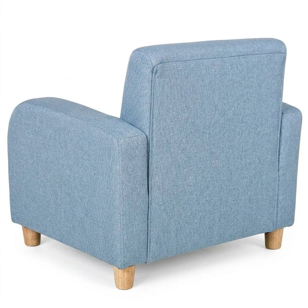 Fauteuil enfant en lin bleu, structure arrondie, accoudoirs épais, pieds en bois.