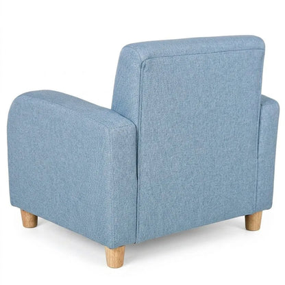 Fauteuil enfant en lin bleu, structure arrondie, accoudoirs épais, pieds en bois.
