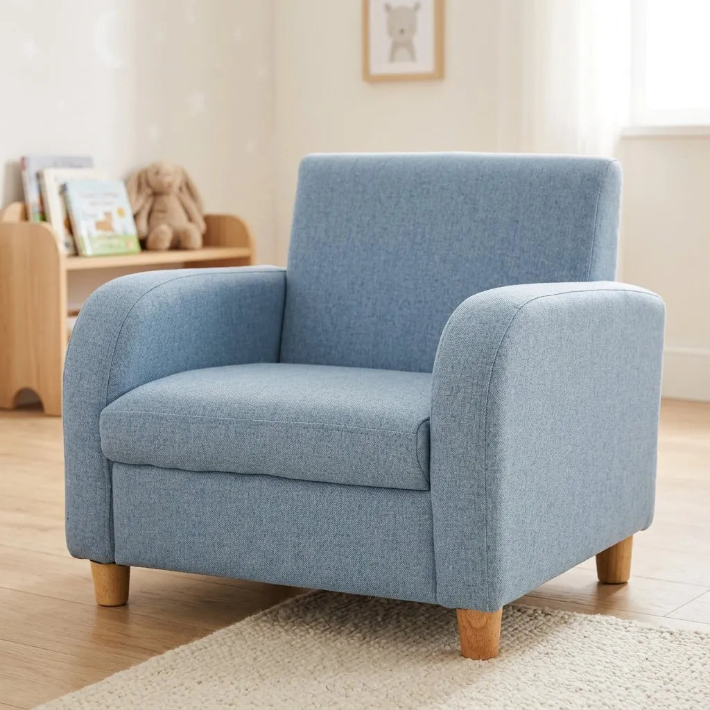 Fauteuil enfant en lin bleu, dossier haut, accoudoirs larges et pieds en bois.