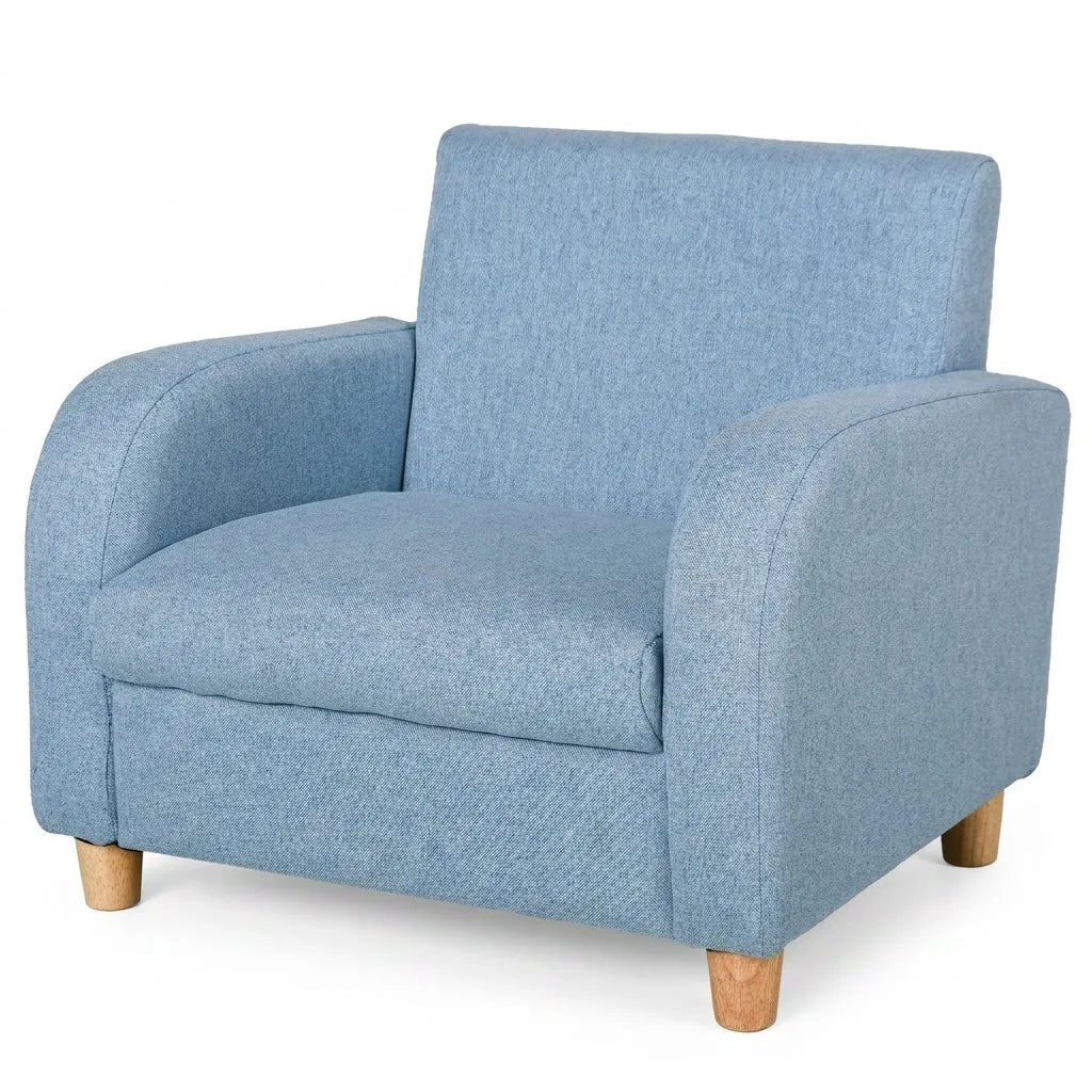 Fauteuil enfant en lin bleu, accoudoirs et dossier hauts, pieds en bois.