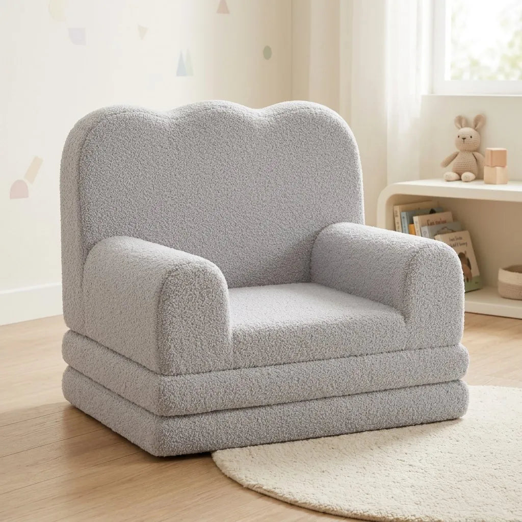Fauteuil enfant rembourré gris, forme compacte, accoudoirs larges et assise confortable