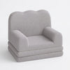 Fauteuil enfant gris à texture pelucheuse, accoudoirs arrondis et assise en couches