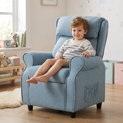 Fauteuil enfant bleu avec dossier large rembourré et repose-pieds, enfant assis.