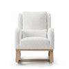 Fauteuil basculant en tissu blanc cassé, dossier haut, accoudoirs rembourrés, base en bois