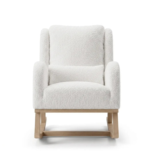 Fauteuil basculant en tissu blanc cassé, dossier haut, accoudoirs rembourrés, base en bois