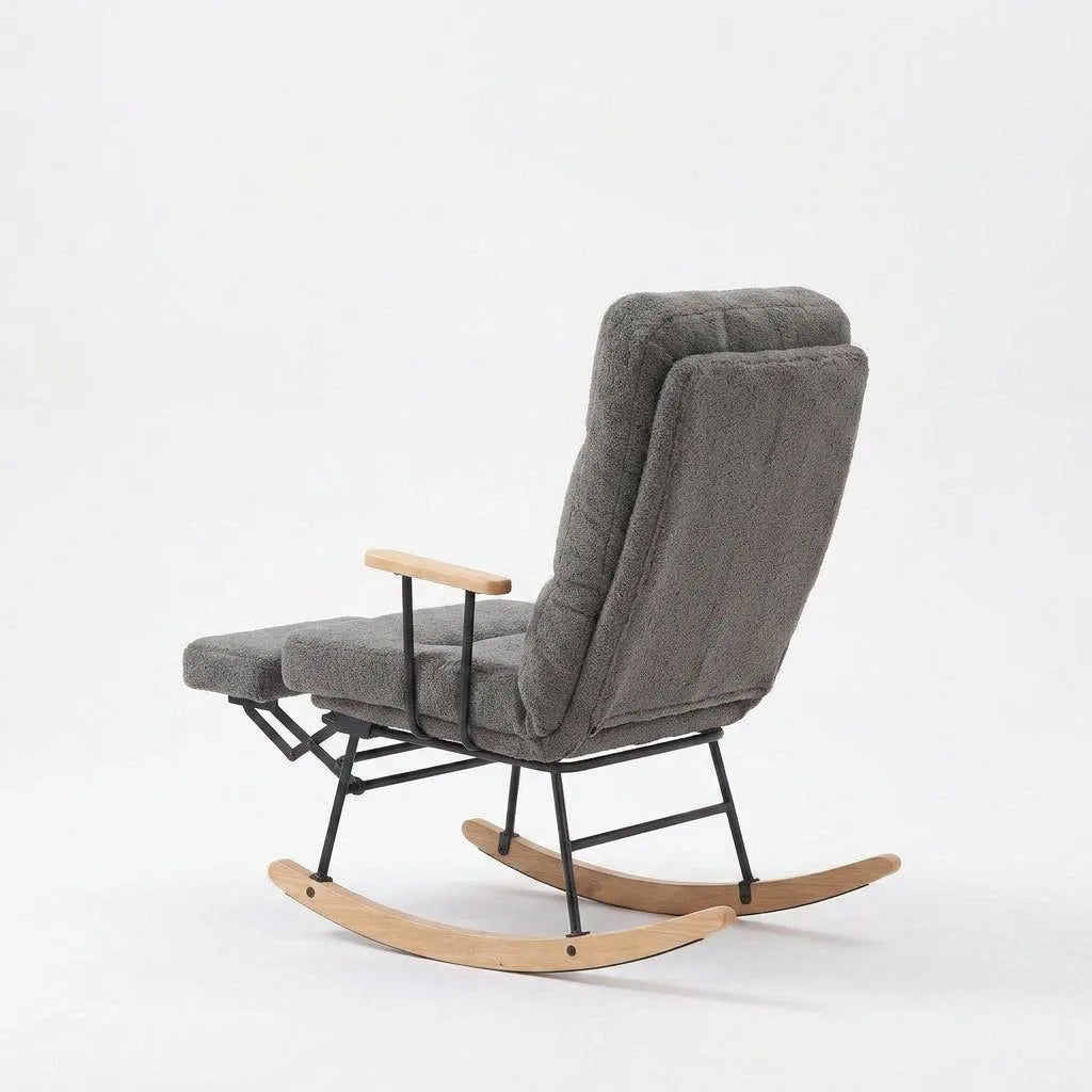 Fauteuil relax gris avec dossier haut, accoudoirs et base à bascule en bois clair