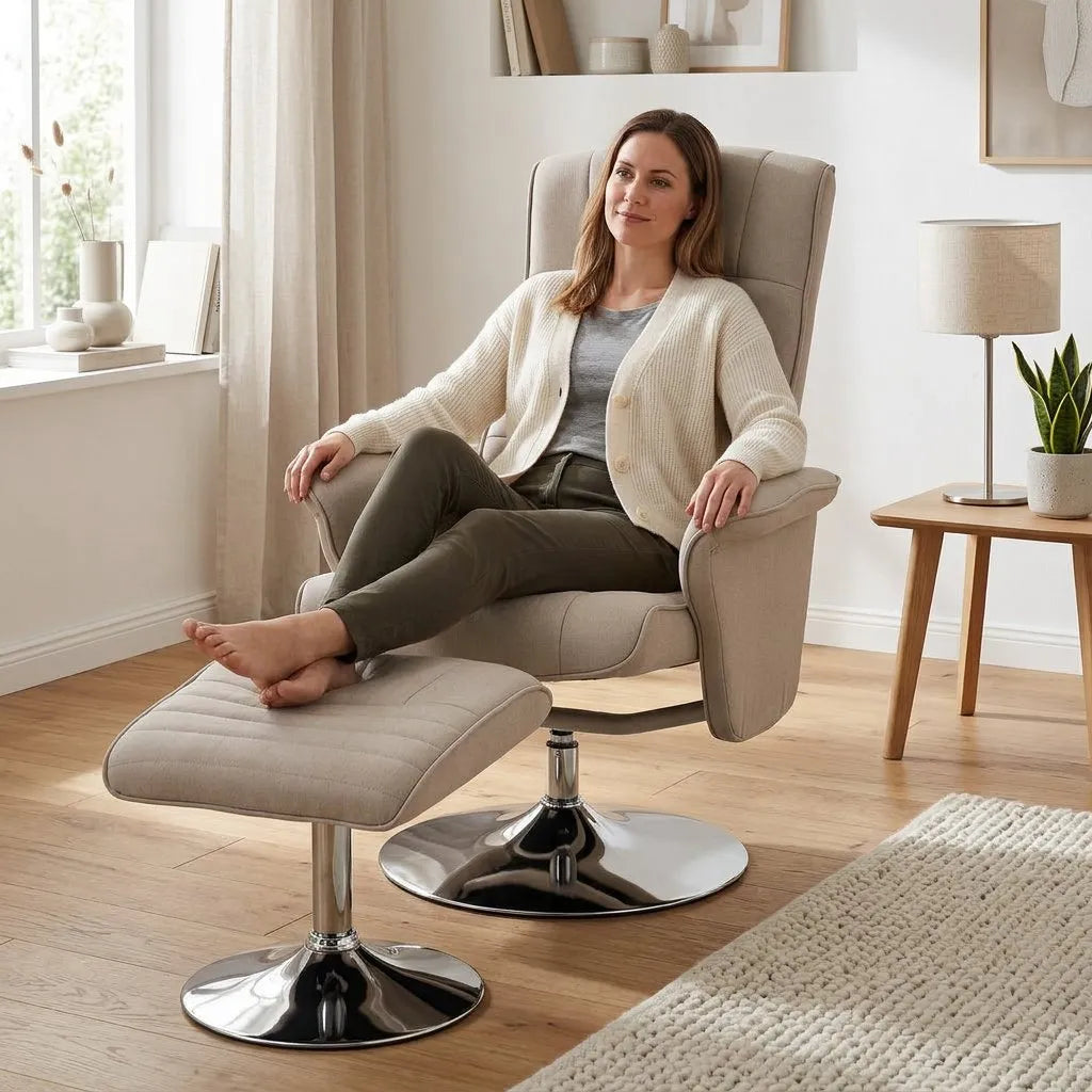 Fauteuil relax inclinable beige en tissu, dossier haut et repose-pieds déplié sur base métal