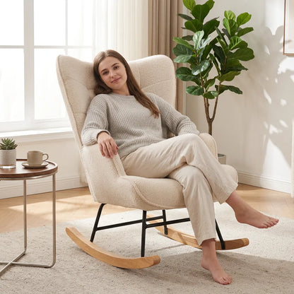 Fauteuil relax à bascule en laine bouclée écrue, dossier haut et patins en bois