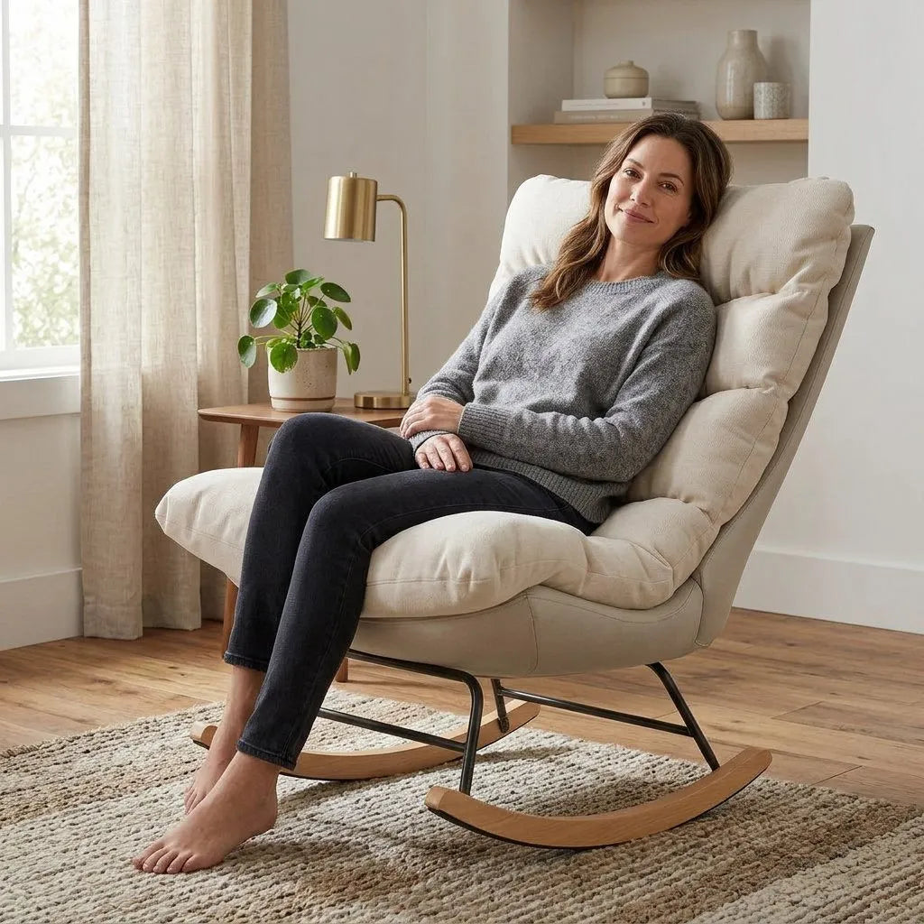 Fauteuil relax à bascule en lin blanc cassé, assise et dossier rembourrés, piètement bois.