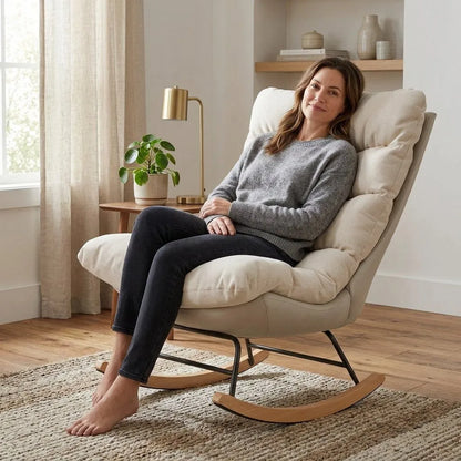 Fauteuil relax à bascule en lin blanc cassé, assise et dossier rembourrés, piètement bois.