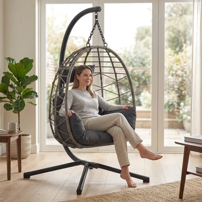 Fauteuil suspendu cocon en rotin gris, coussins épais et support noir