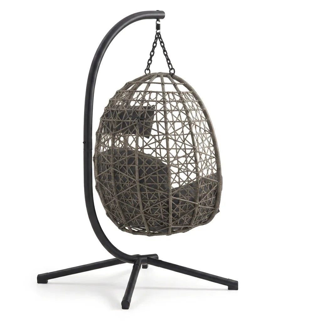 Fauteuil suspendu cocon en rotin avec coussins gris foncé et support noir à 3 pieds