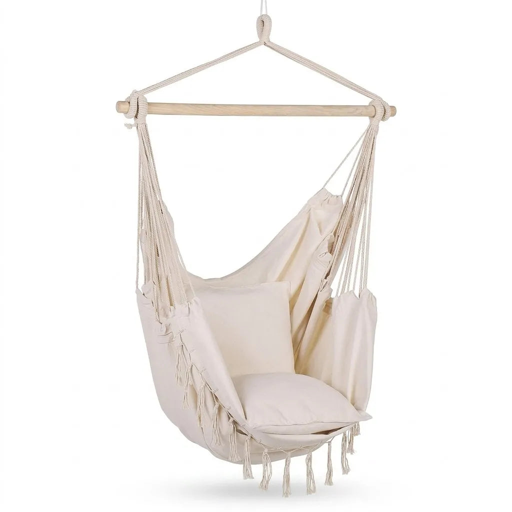 Fauteuil suspendu écru en toile avec coussins et franges, structure en bois